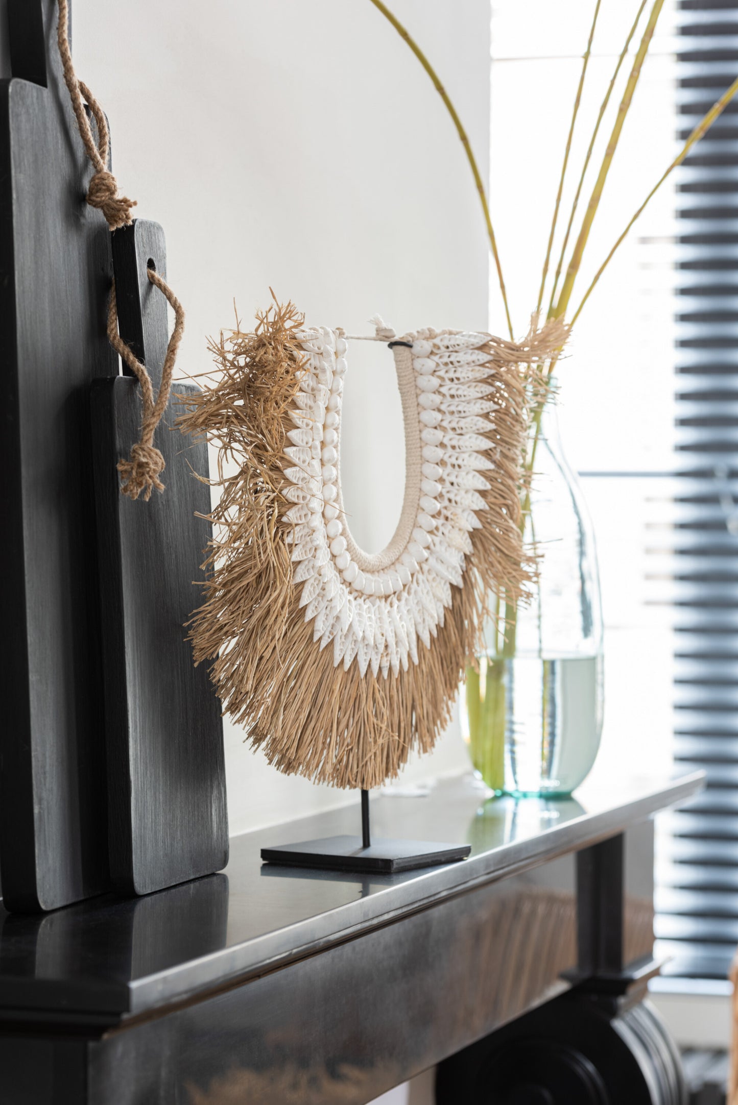 Decoratieve etnische ketting op standaard – handgemaakt design uit Indonesië – naturel kleur – J-line