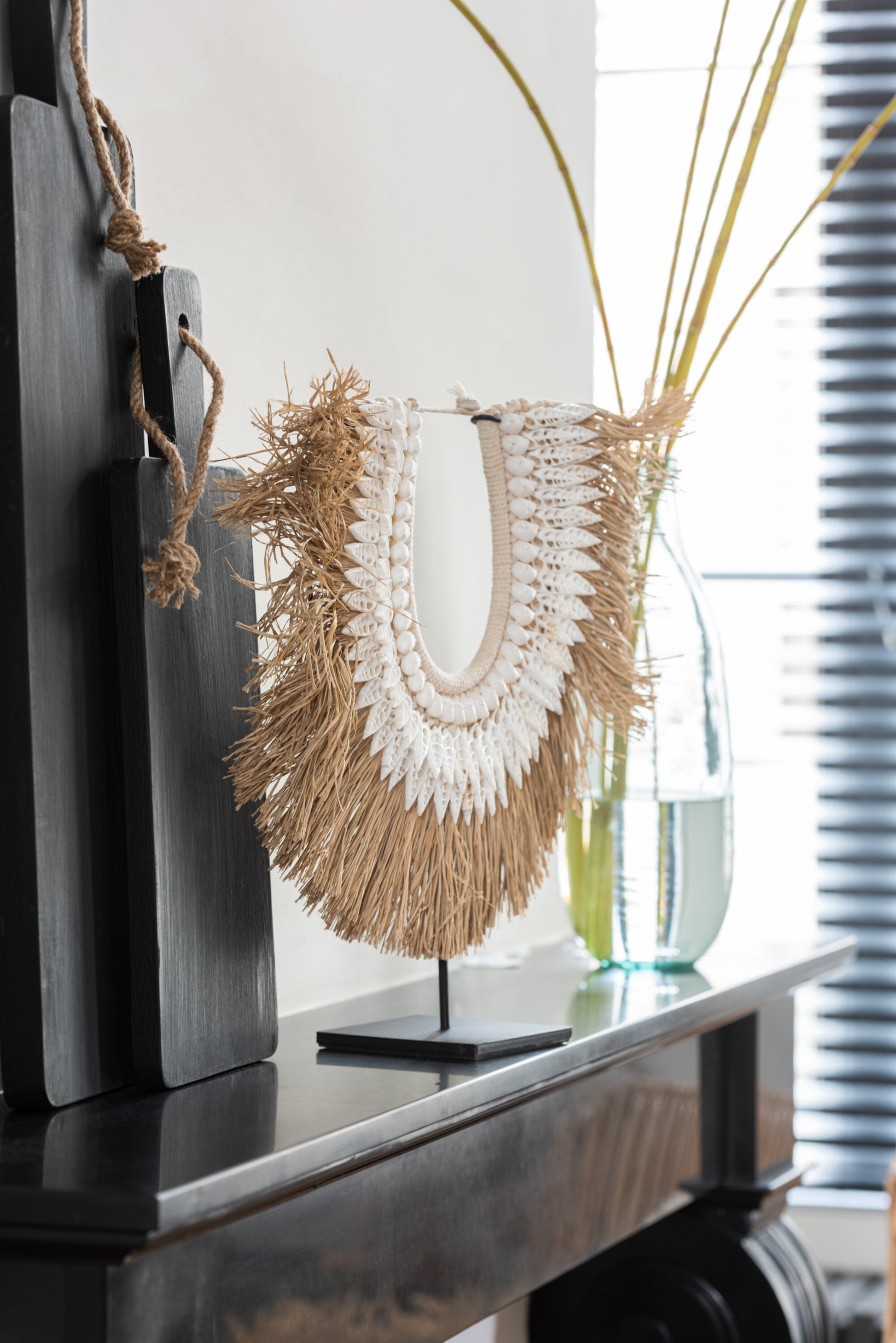 Decoratieve etnische ketting op standaard – handgemaakt design uit Indonesië – naturel kleur – J-line