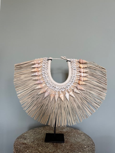 Boho Schelpenketting op Standaard – 36 cm Hoog – Indonesië