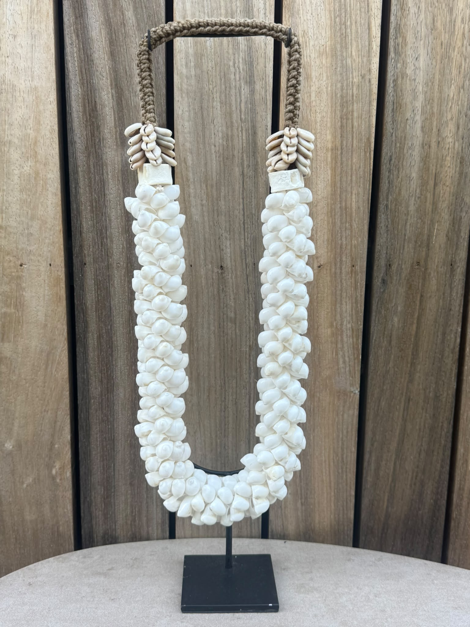 Handgemaakte schelpenketting op standaard met witte natuurlijke schelpen uit Indonesië – 52 cm – Krokomingo