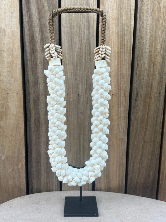 Handgemaakte schelpenketting op standaard met witte natuurlijke schelpen uit Indonesië – 52 cm – Krokomingo
