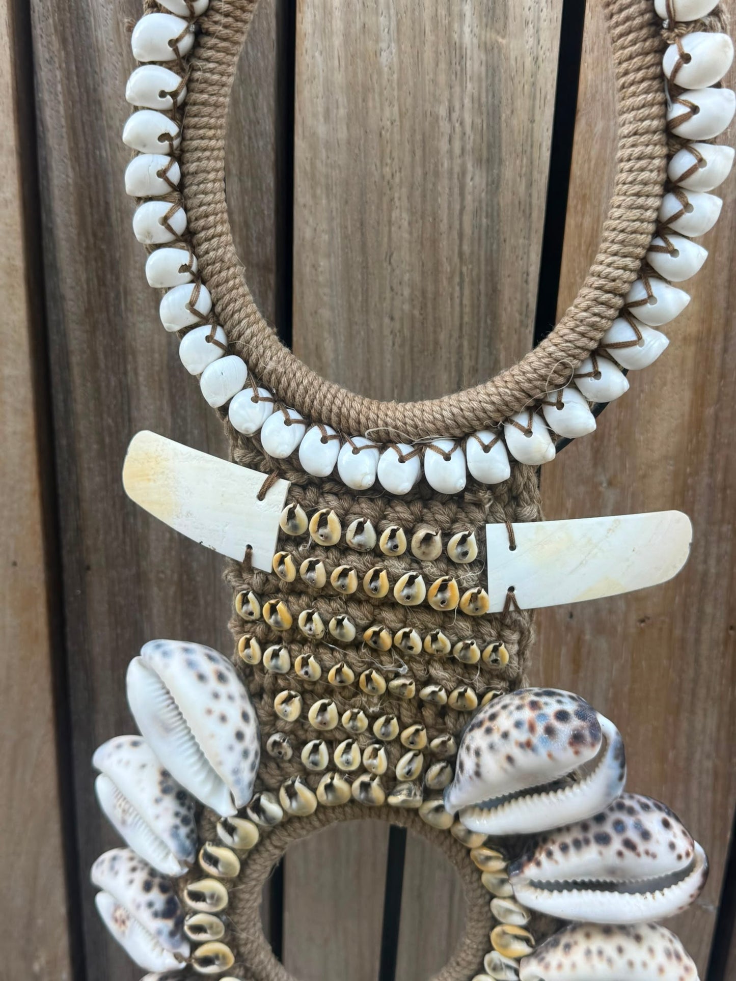 Handgemaakte Schelpenketting op Standaard – Indonesië – 59 cm