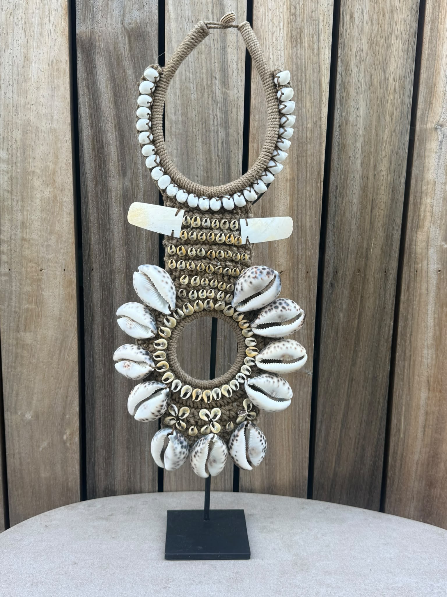 Handgemaakte schelpenketting op standaard met natuurlijke schelpen uit Indonesië – 59 cm – Krokomingo