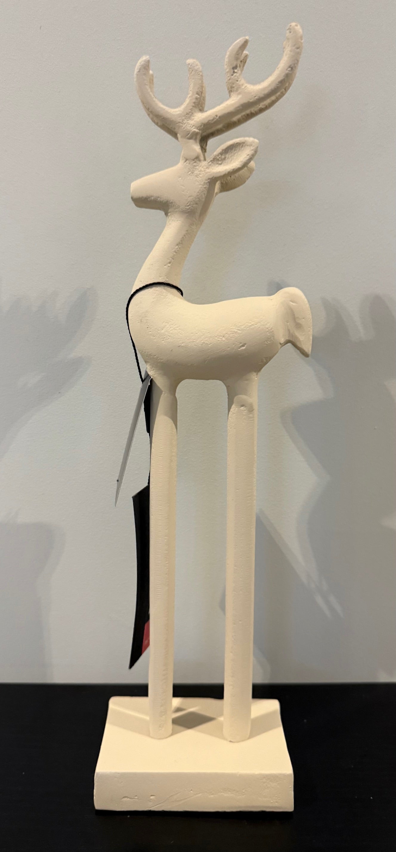 Zandkleurig rendier beeld van Colmore op hoge poten – aluminium sculptuur 33 cm