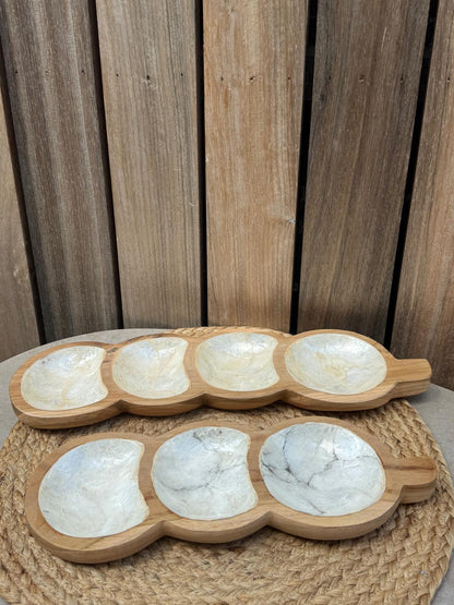 Handgemaakte houten Kacangan serveerplank met Capiz schelp en drie of vier vakken uit Indonesië op een natuurlijke ondergrond.