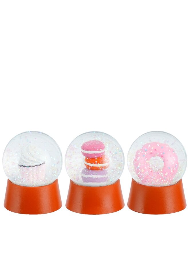 Set van drie sneeuwbollen met donut, macarons en cupcake op oranje voet – glitterdecoratie van 8,5 cm hoog