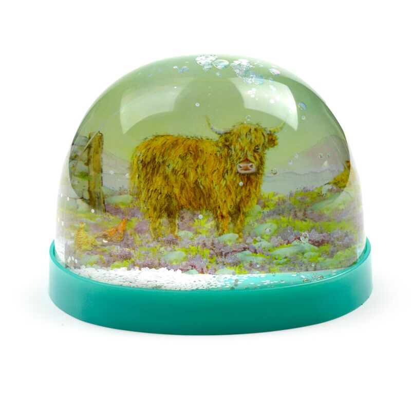 Sneeuwbol met Schotse Hooglander en glitters, groene voet, ontwerp van Jan Pashley, 10 cm