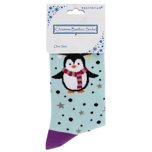 Equilibrium luxe bamboe kerstsokken dames lichtblauw met pinguïn, gestreepte sjaal, zwarte stippen, grijze sterren en paarse teen maat 36-41