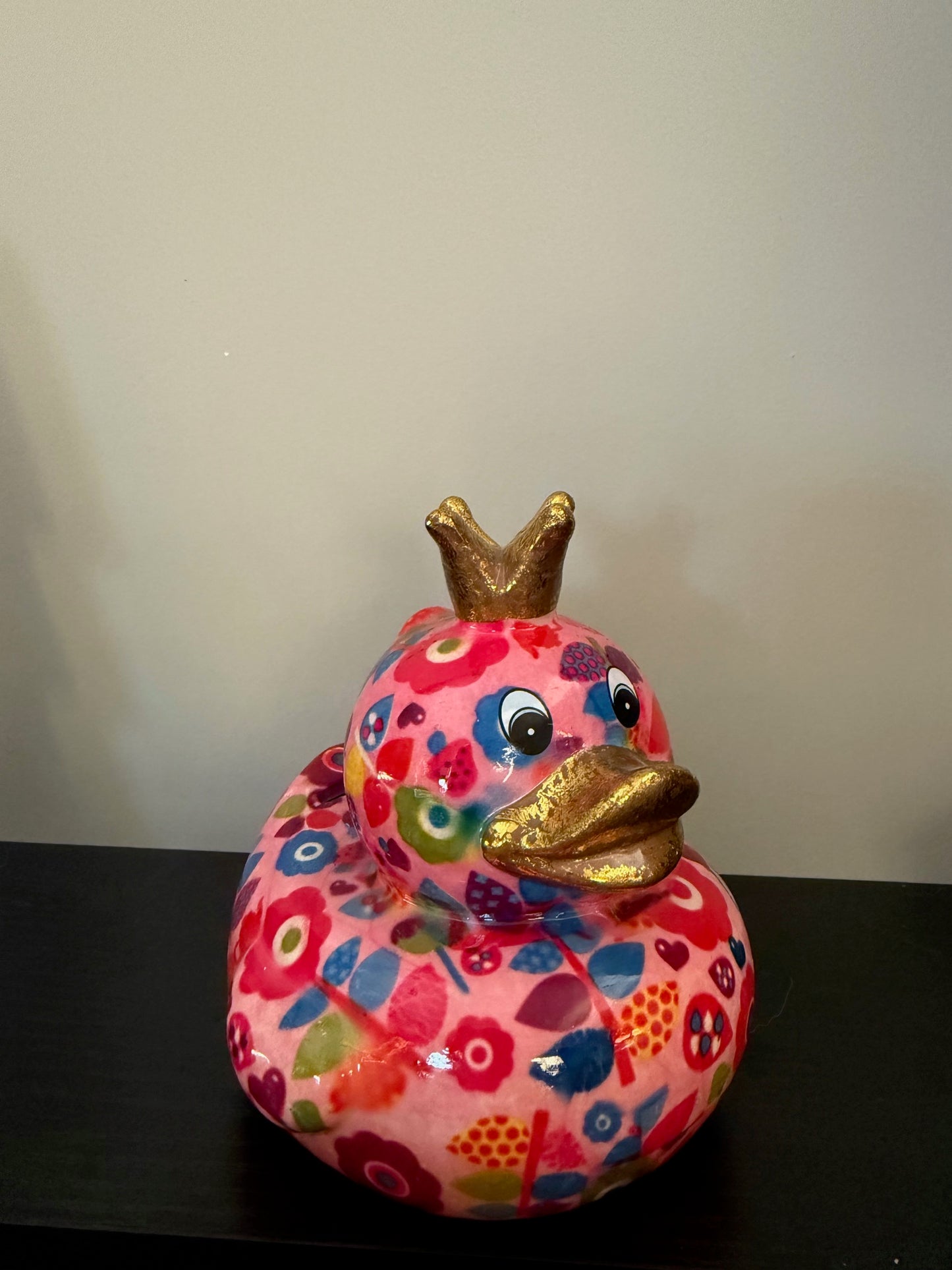 Pomme Pidou spaarpot eend Ducky – keramiek met bloemenprint en gouden kroon – 14 cm – Krokomingo