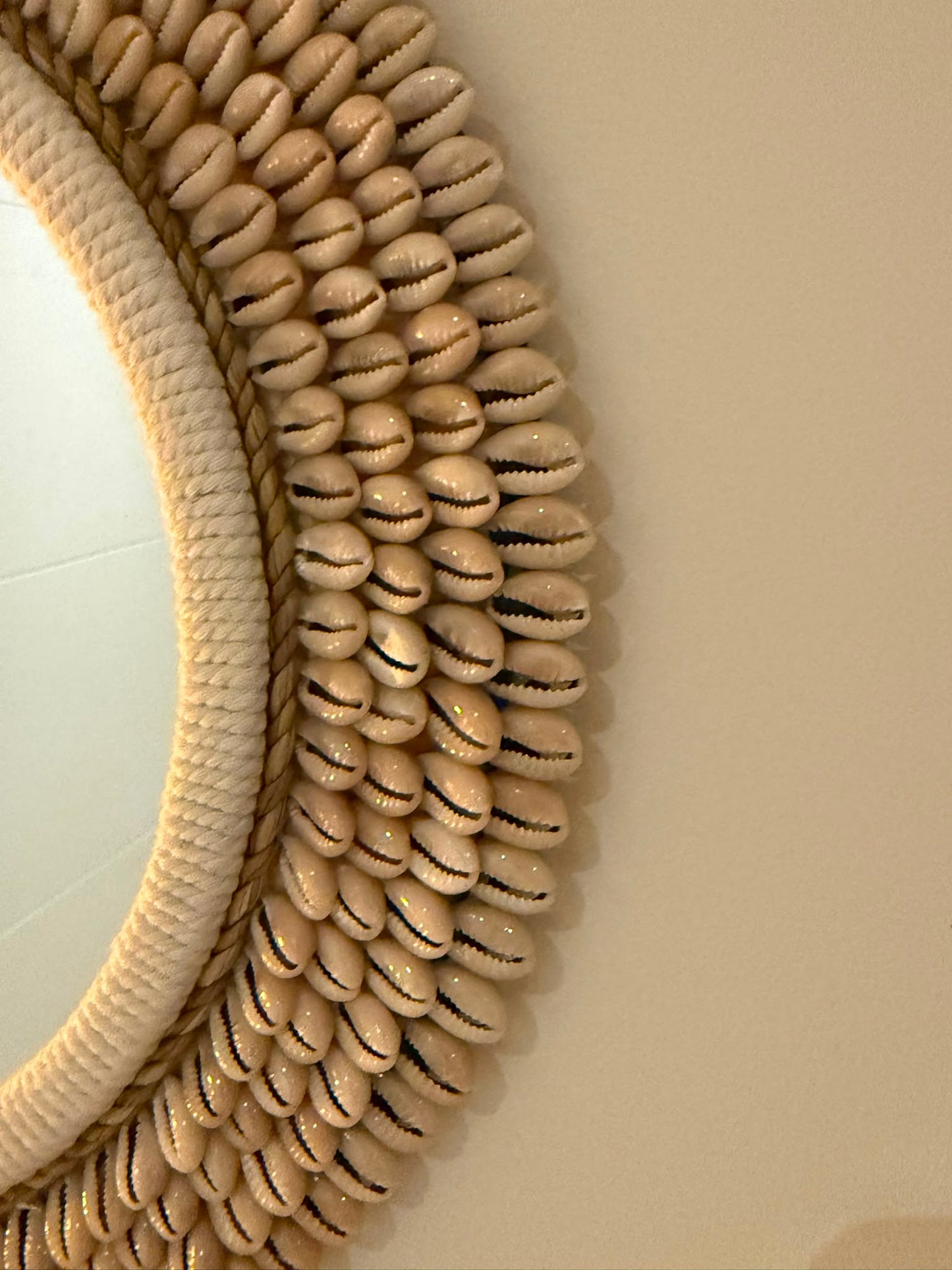 Detail van handgemaakte Bali spiegel met natuurlijke kauri schelpen en naturel koord