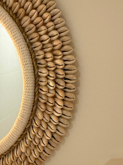 Detail van handgemaakte Bali spiegel met natuurlijke kauri schelpen en naturel koord