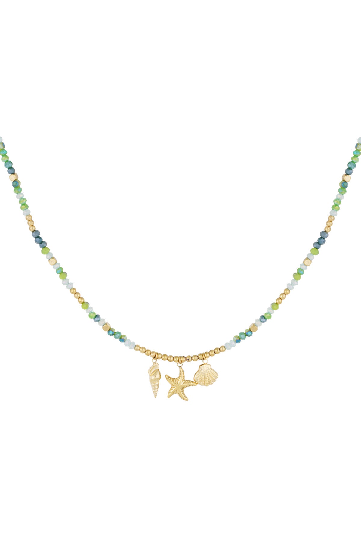 Goudkleurige ketting met schelp, zeester en slakkenhuis bedels – oceaan geïnspireerd design met groene en gouden kralen, zomers sieraad