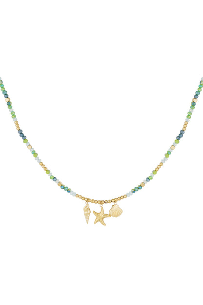 Goudkleurige ketting met schelp, zeester en slakkenhuis bedels – oceaan geïnspireerd design met groene en gouden kralen, zomers sieraad