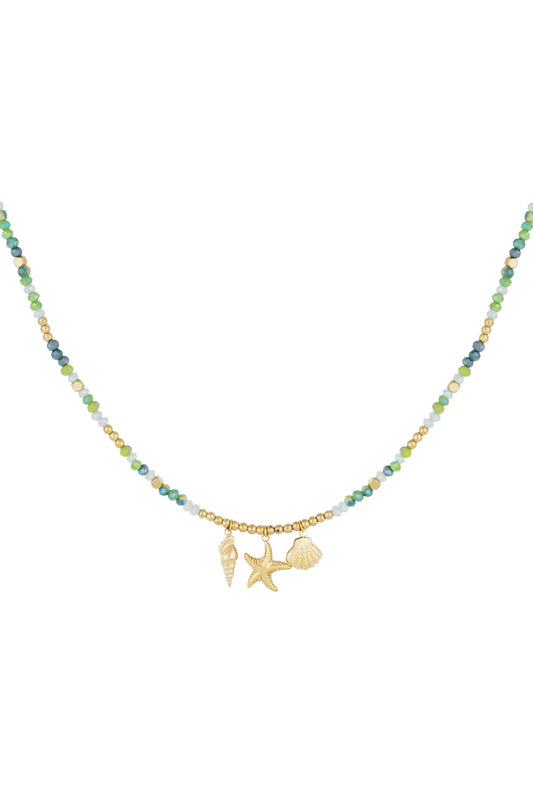 Goudkleurige ketting met schelp, zeester en slakkenhuis bedels – oceaan geïnspireerd design met groene en gouden kralen, zomers sieraad