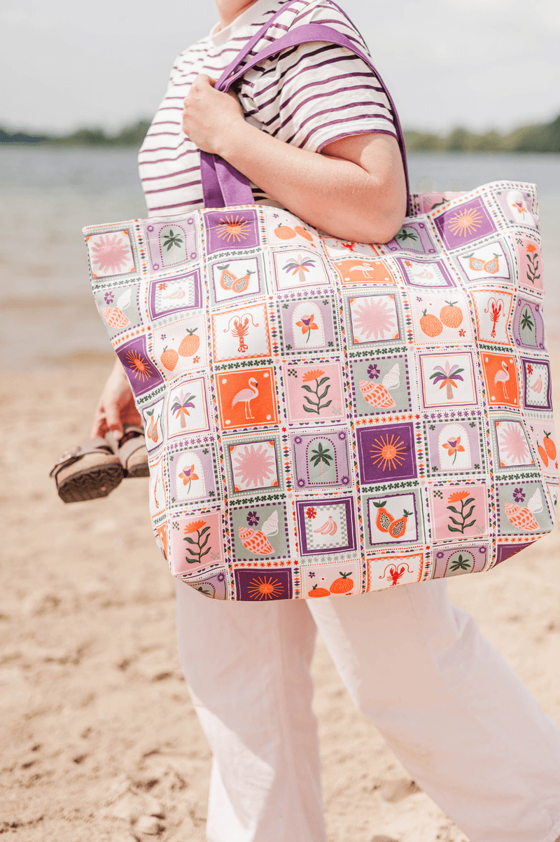 Extra grote XL canvas strandtas Tropical Tiles over de schouder gedragen met kleurrijke tropische print