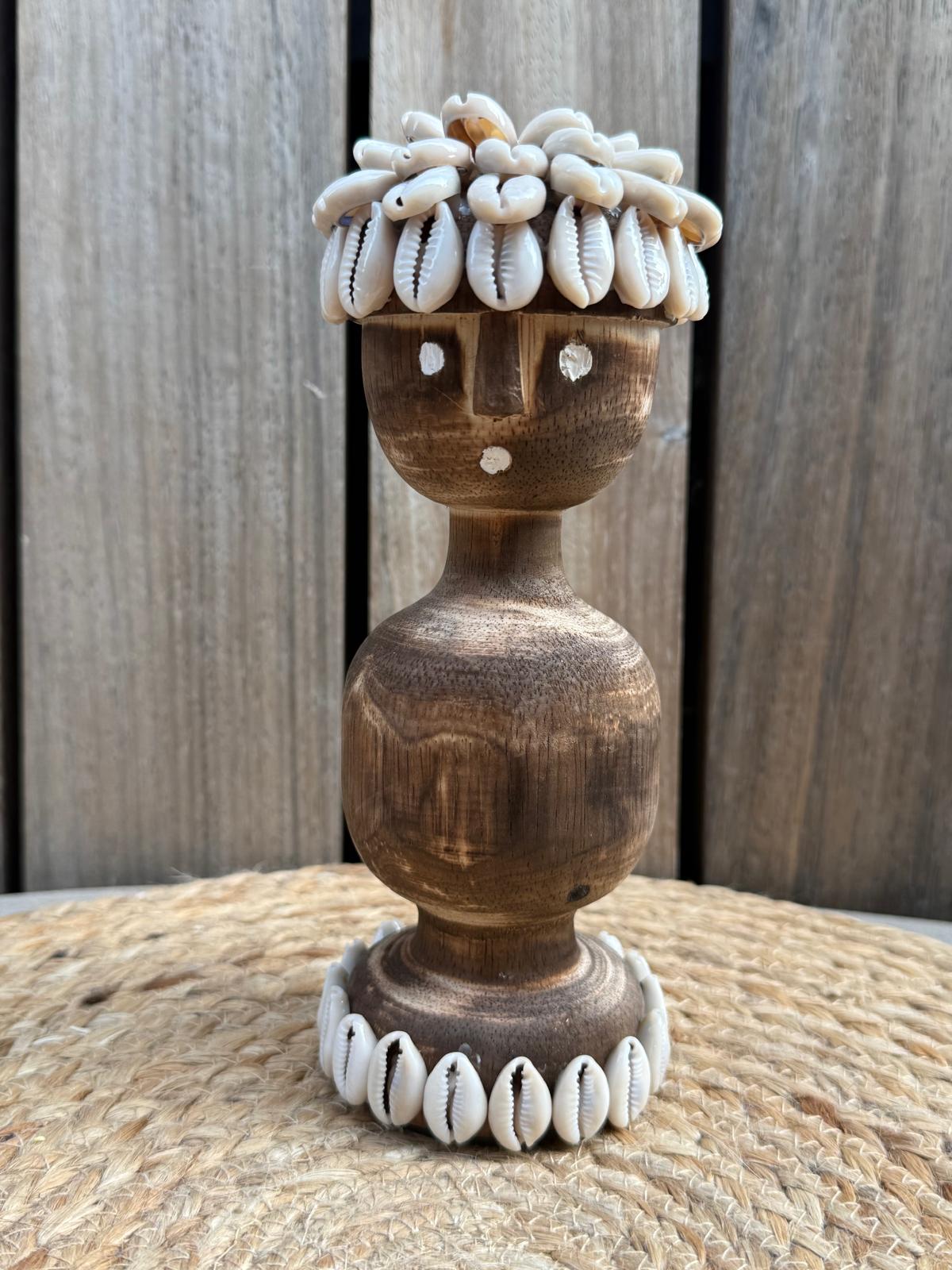 Handgemaakte houten Sumbaman Cokelat met kaurischelpen uit Bali 20 cm