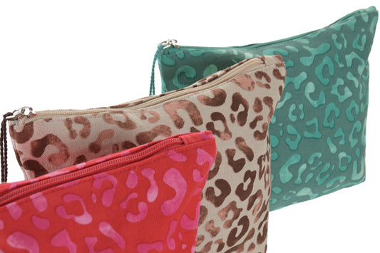 Katoenen make-uptas met luipaardprint en ritssluiting, verkrijgbaar in groen, beige en roze voor make-up en kleine accessoires.