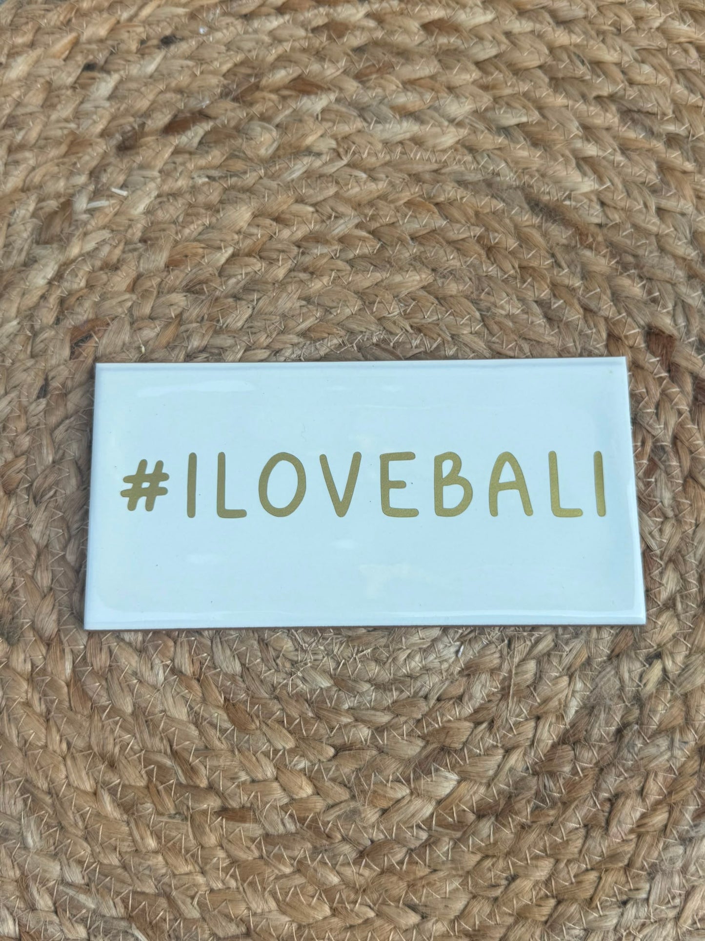 Handgemaakt #ILOVEBALI tegeltje uit Bali in wit met goudkleurige tekst 15 x 7 cm