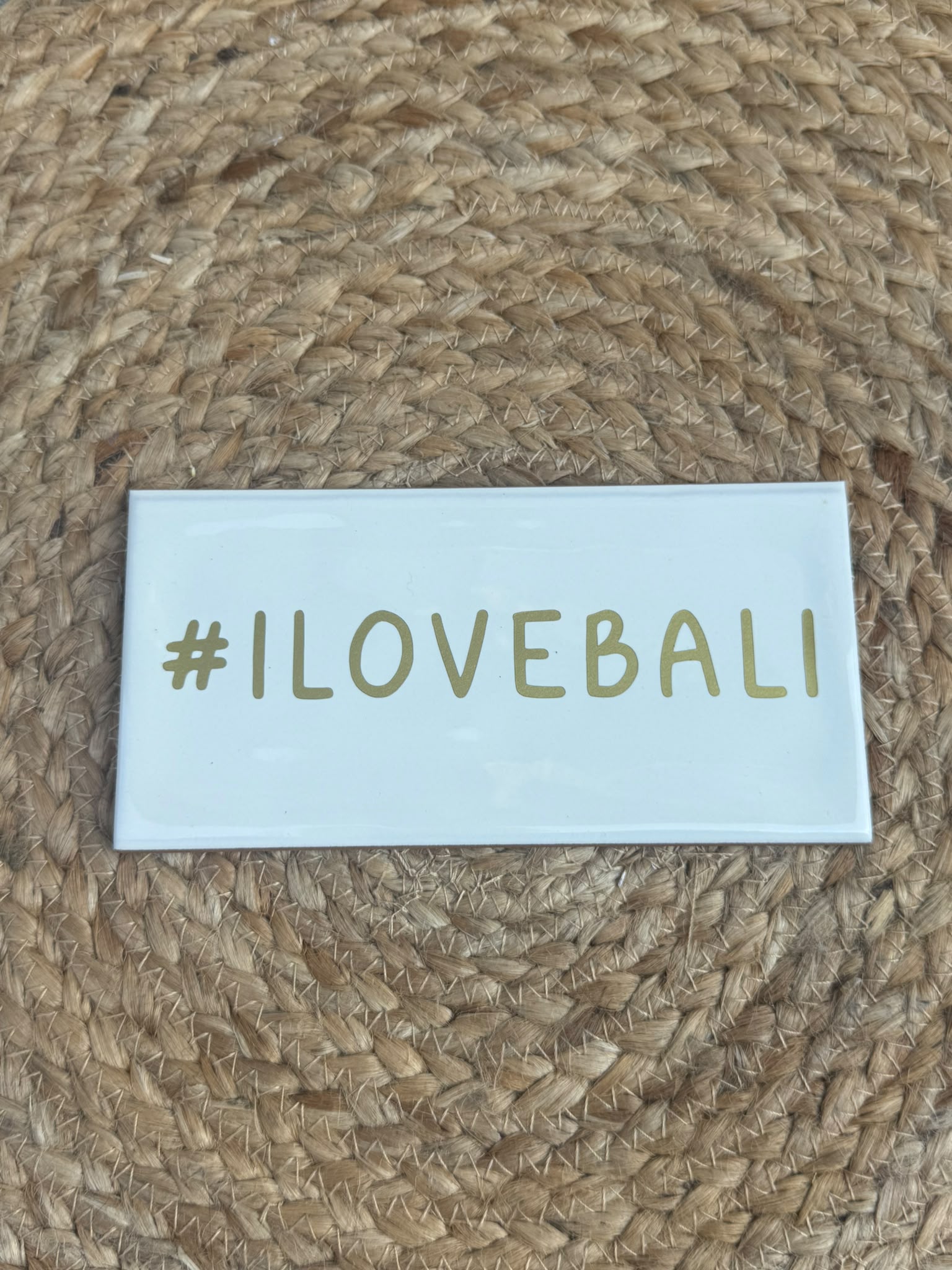 Handgemaakt #ILOVEBALI tegeltje uit Bali in wit met goudkleurige tekst 15 x 7 cm