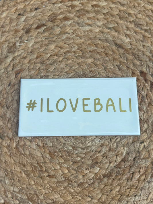 Handgemaakt #ILOVEBALI tegeltje uit Bali in wit met goudkleurige tekst 15 x 7 cm