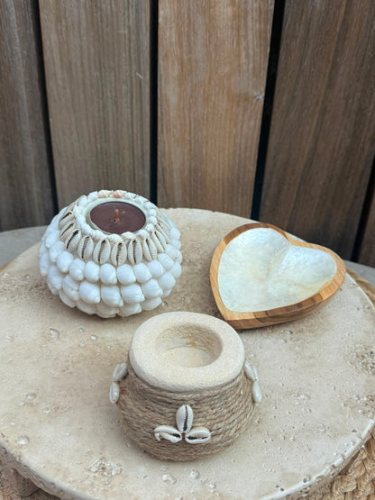 Handgemaakte Theelichthouder met Kauri Schelpen – Bali Naturel 7 cm