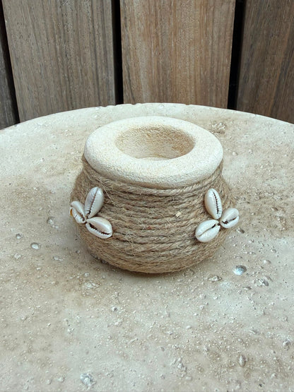 Handgemaakte theelichthouder uit Bali met jute en kauri schelpen in naturel 7 cm