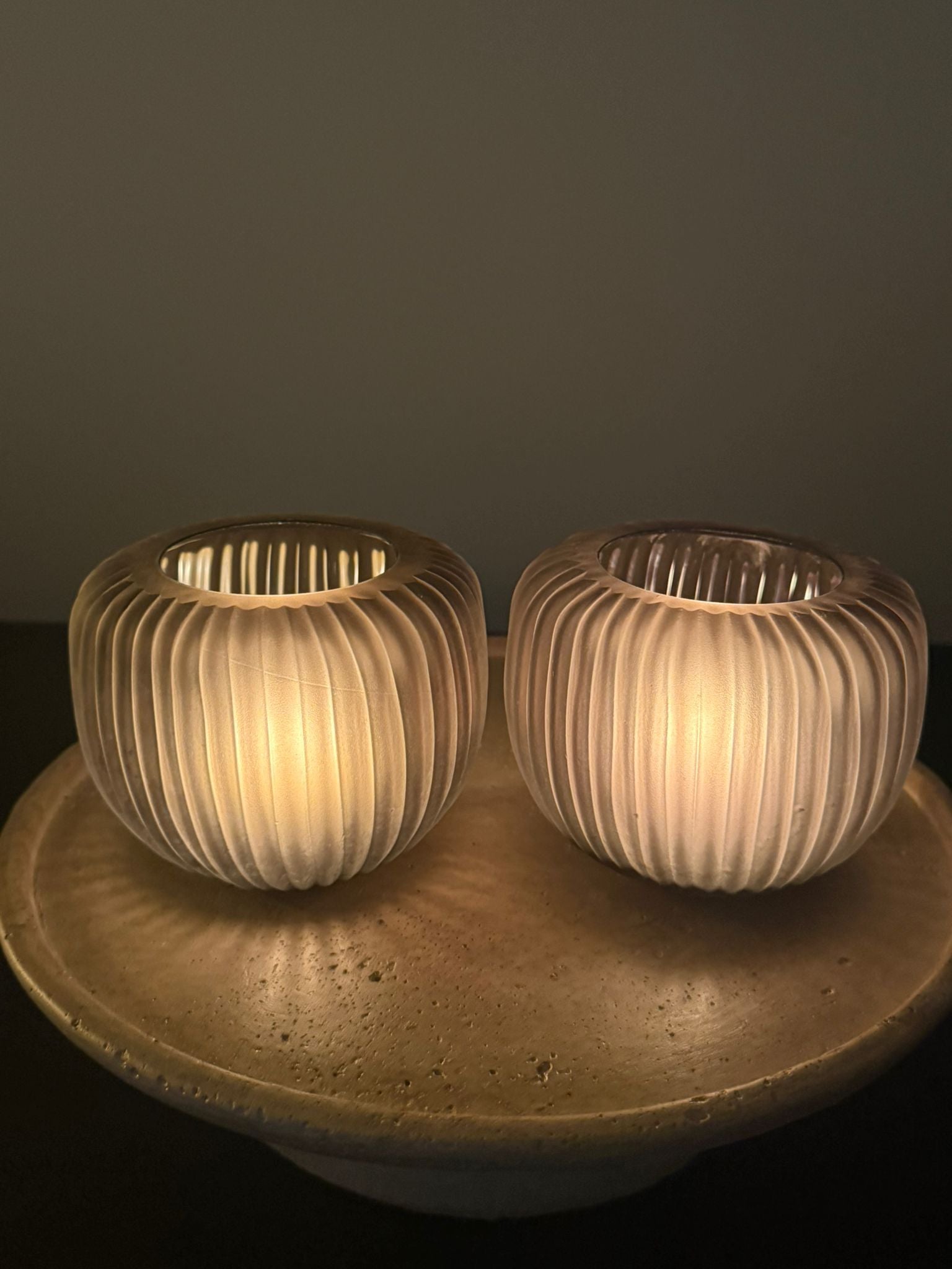 Light & Living OPALINE waxinelichthouder grijsbruin van geribbeld glas Ø 11 x 9 cm met brandend waxinelichtje