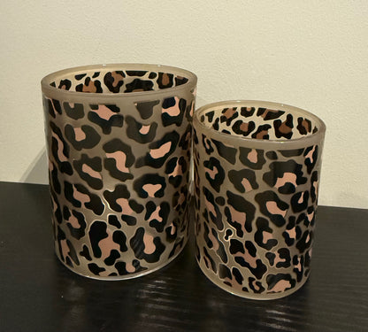 Twee glazen theelichthouders met panterprint in grijs, groen, beige en zwart – groot en klein formaat