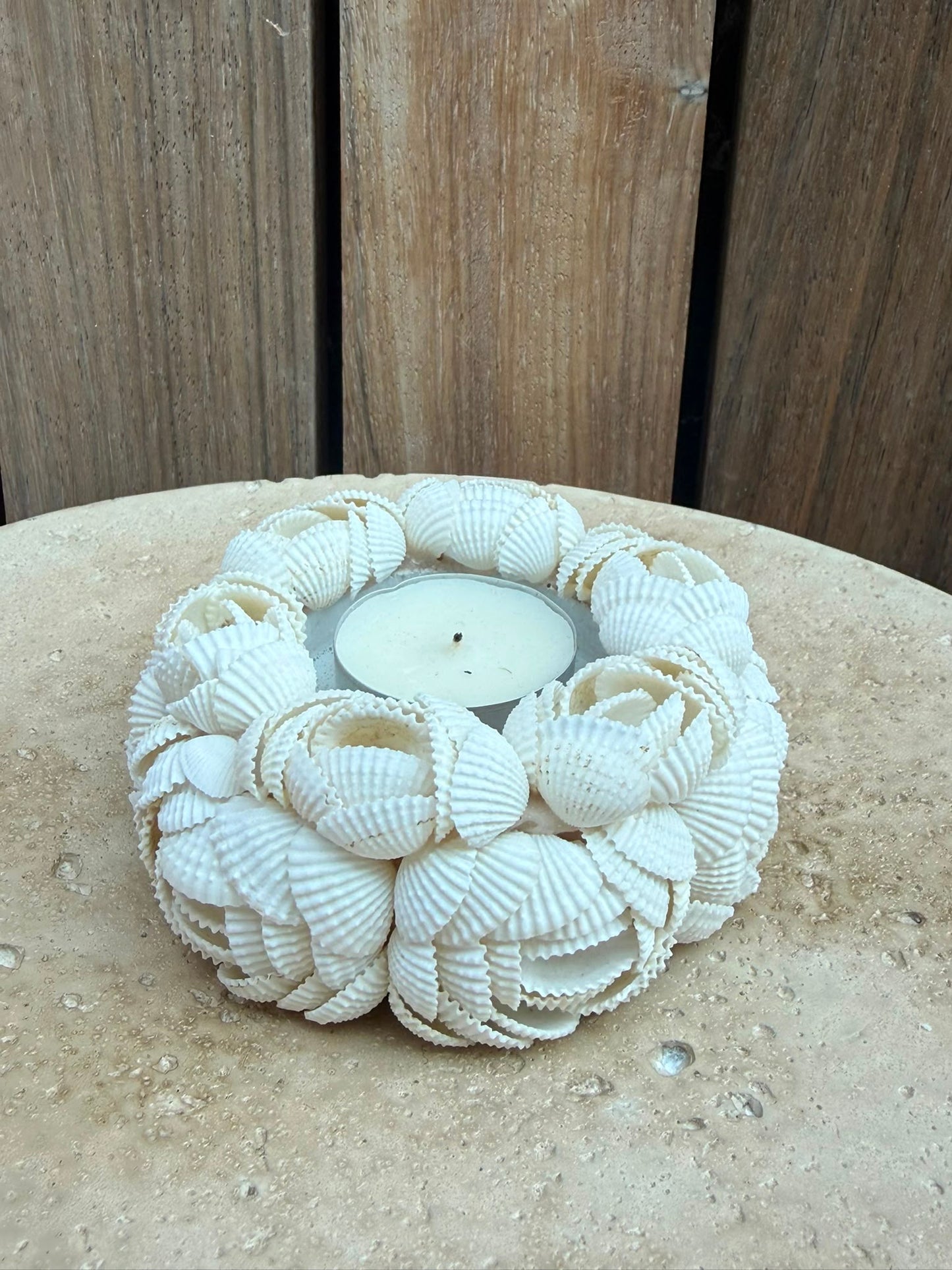 Handgemaakte schelpen theelichthouder uit Bali met witte bloemvormige schelpen 10 x 5 cm
