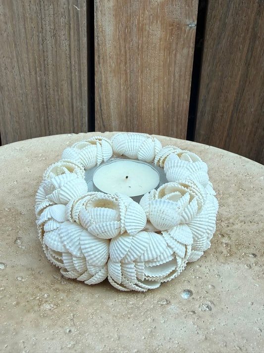 Handgemaakte schelpen theelichthouder uit Bali met witte bloemvormige schelpen 10 x 5 cm