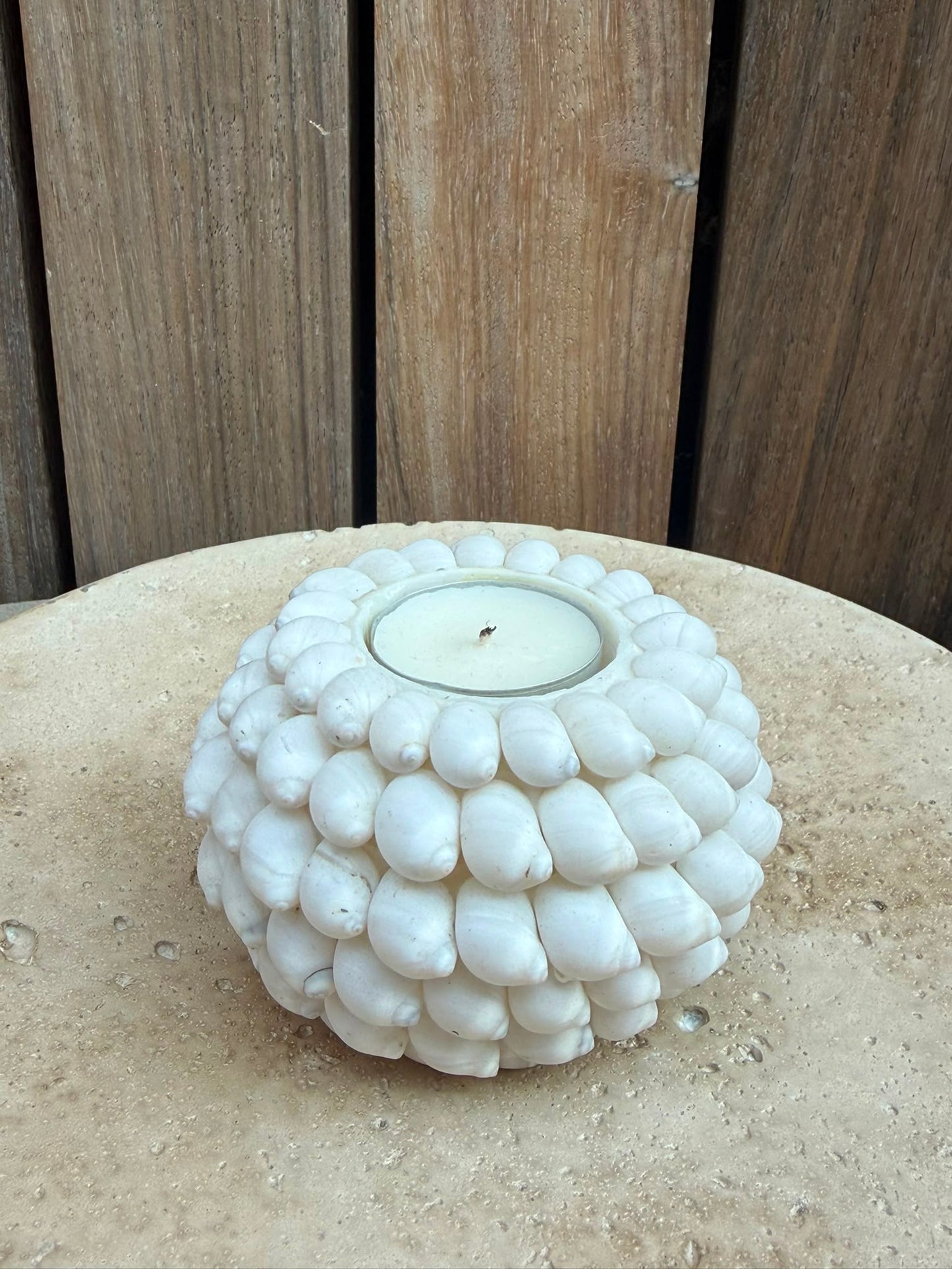 Handgemaakte schelpen theelichthouder uit Bali in wit en naturel 10 cm