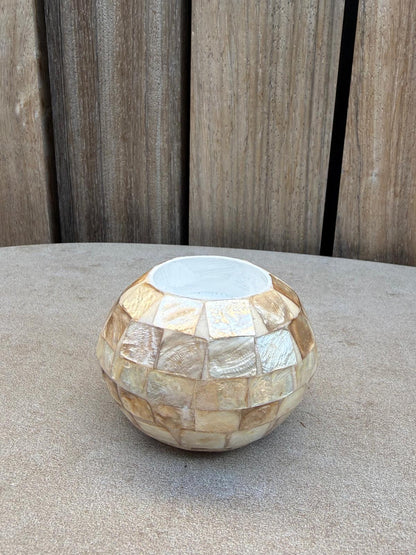 Handgemaakte waxinelichthouder van parelmoer schelpen uit Bali in ronde vorm van circa 8 x 6 cm.