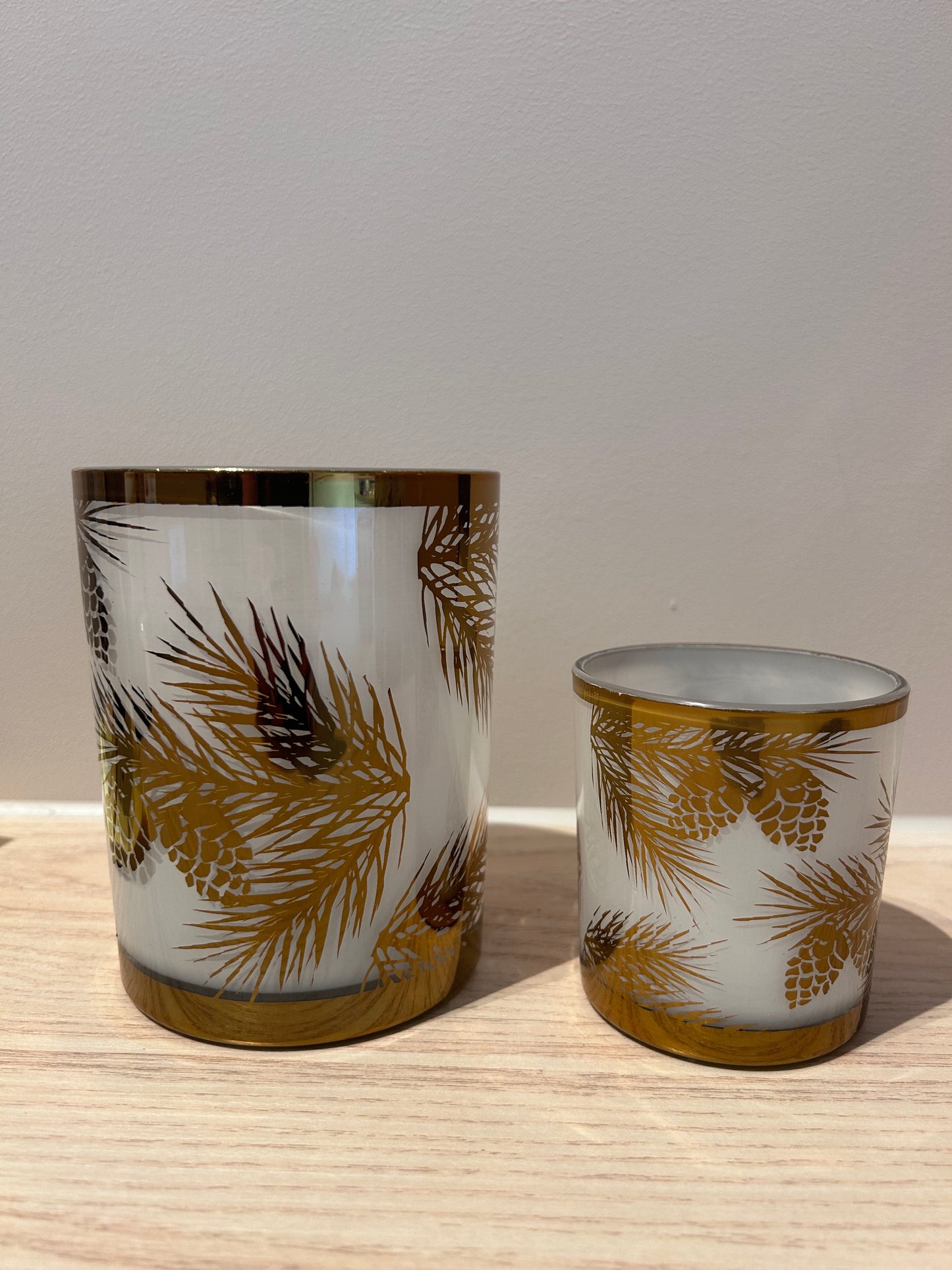 Kleine witte glazen theelichthouder met gouden Frosted Pines print – Colmore – 7x7x8 cm