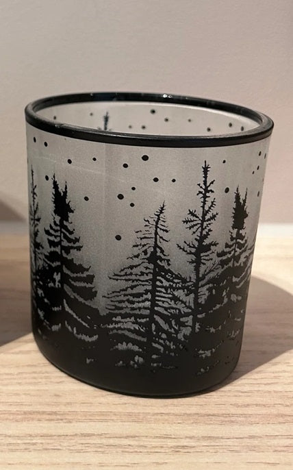 Kleine metalen theelichthouder Colmore – zwart wit – wintertafereel met dennenbomen
