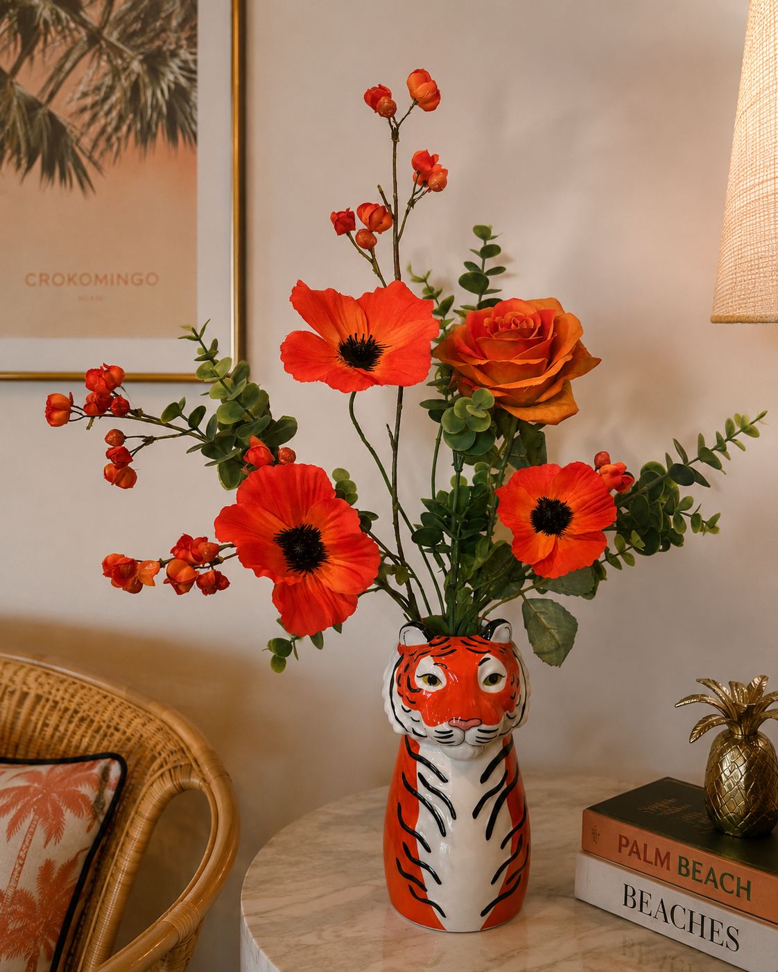 Tiger Sunset Arrangement met keramische tijgervaas, oranje klaprozen, eucalyptus en luxe kunstbloemen in boutique hotel stijl.
