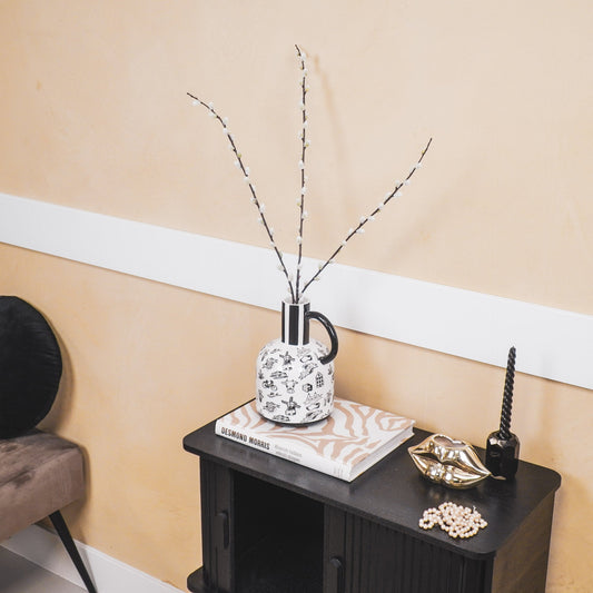 Keramische Dutch Black vaas in kanvorm met zwart-witte Hollandse illustraties en oor, design van Housevitamin