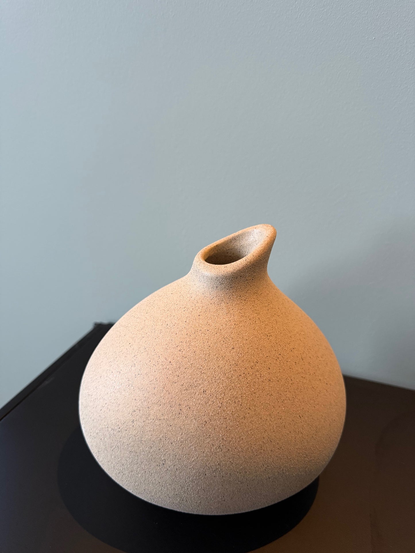 Assago Vase – Sandfarbene Keramik – 17,5 x 15 x 17 cm – Light &amp; Living