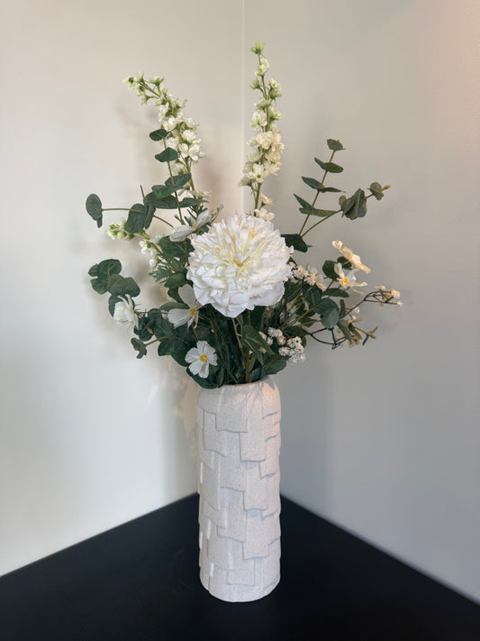 Kunstbloemen boeket wit groen met eucalyptus en pioenrozen in crème vaas