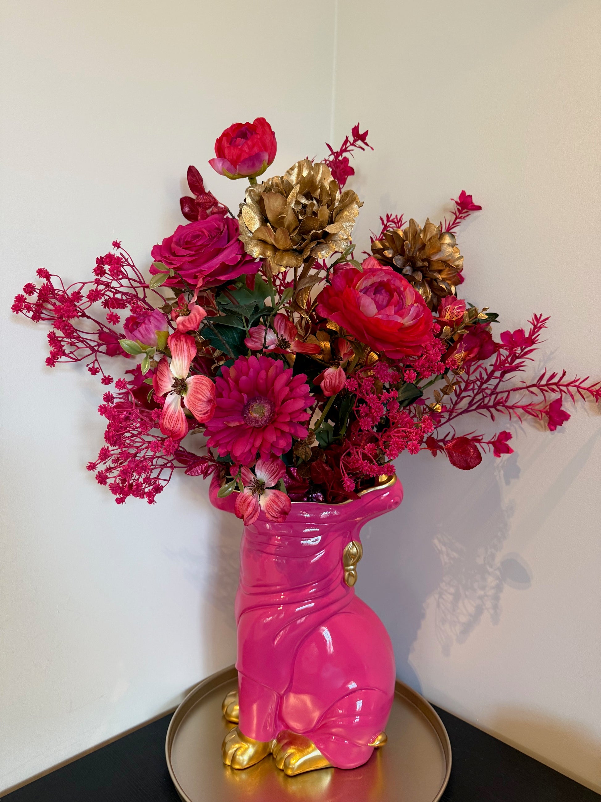 Fuchsia nijlpaard vaas van aluminium met luxe zijden bloemenboeket in roze en goud, statement woondecoratie van Krokomingo