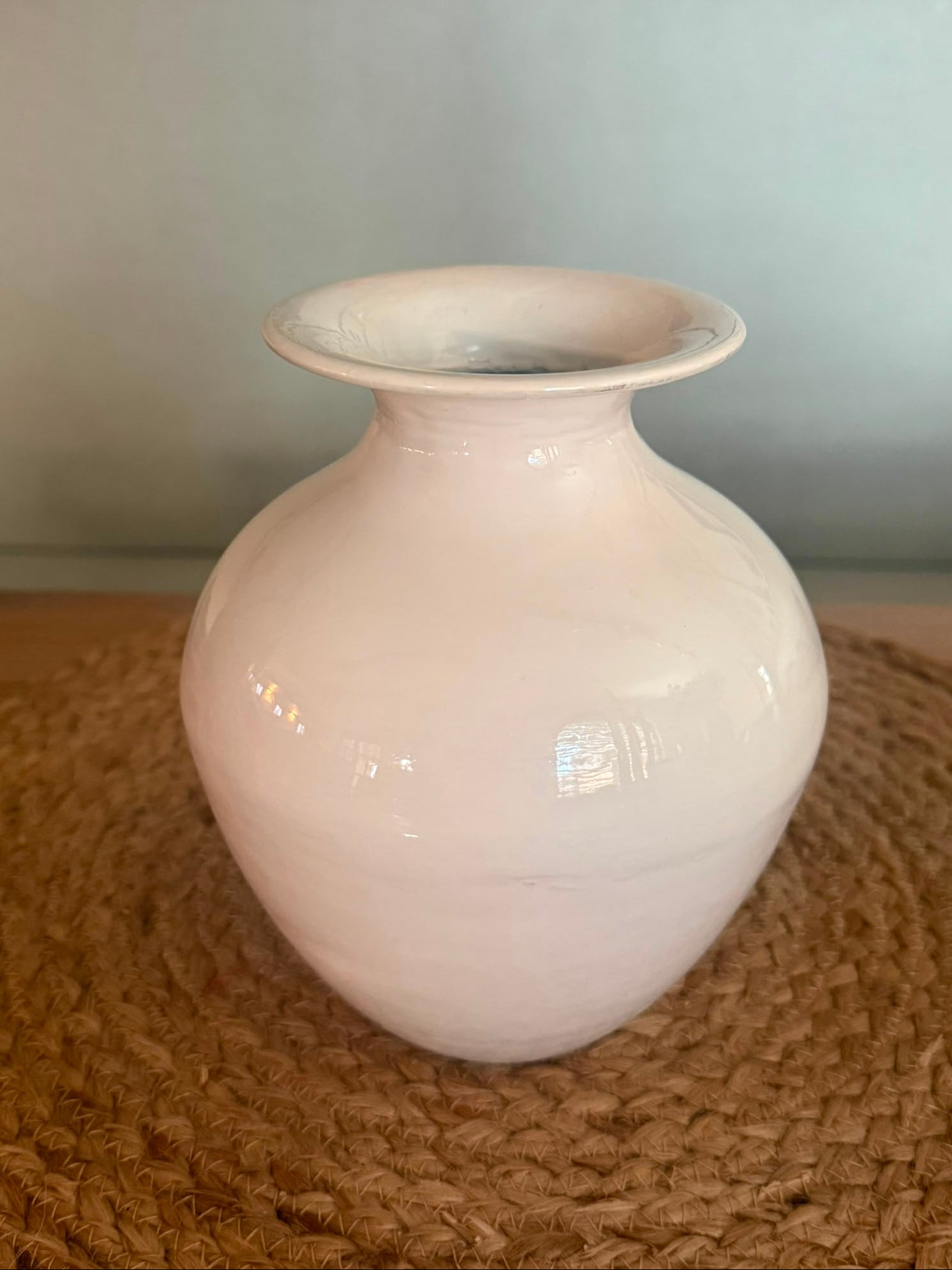 Crèmewitte aluminium vaas Emma van Diga Colmore met ronde vorm en elegante hals als decoratieve vaas voor een Bali, Japandi en boho interieur.