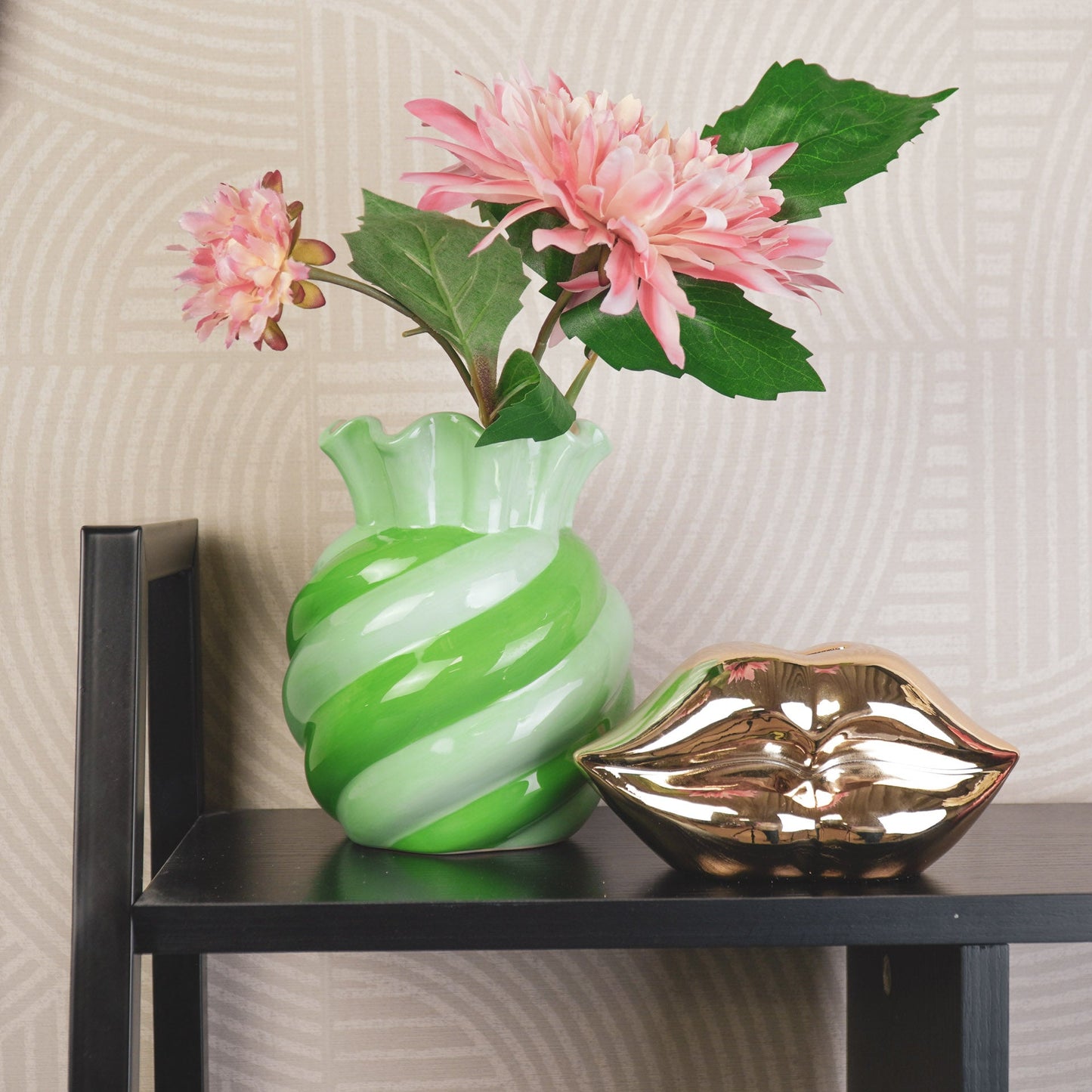 Groene gedraaide vaas van aardewerk met glanzende afwerking en golvende rand, design vaas van Housevitamin