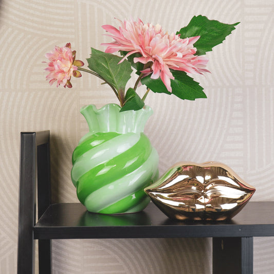 Groene gedraaide vaas van aardewerk met glanzende afwerking en golvende rand, design vaas van Housevitamin