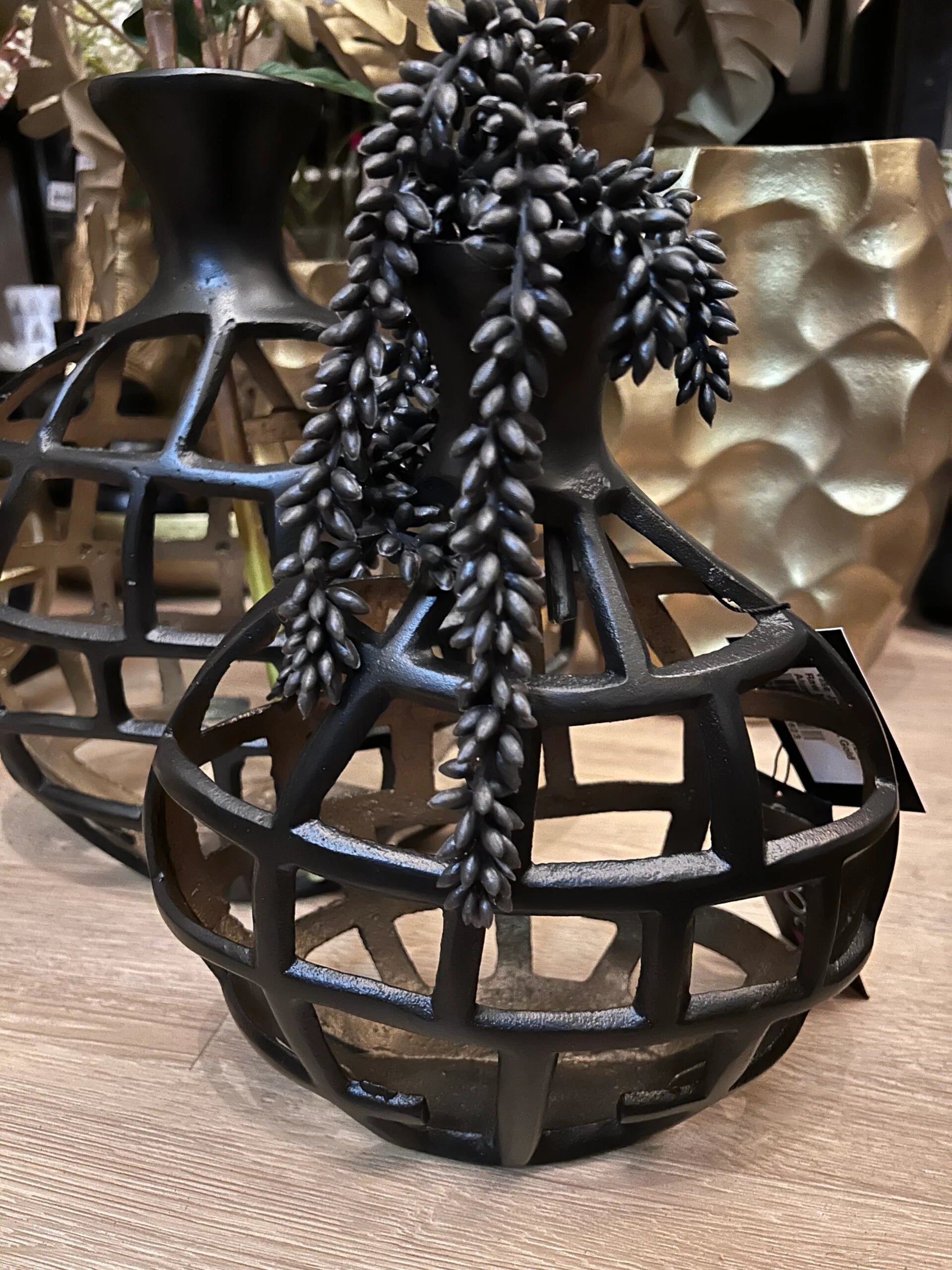 Zwarte aluminium vaas Jalidaar klein van Colmore met open design – 25 cm hoog – decoratief en stijlvol