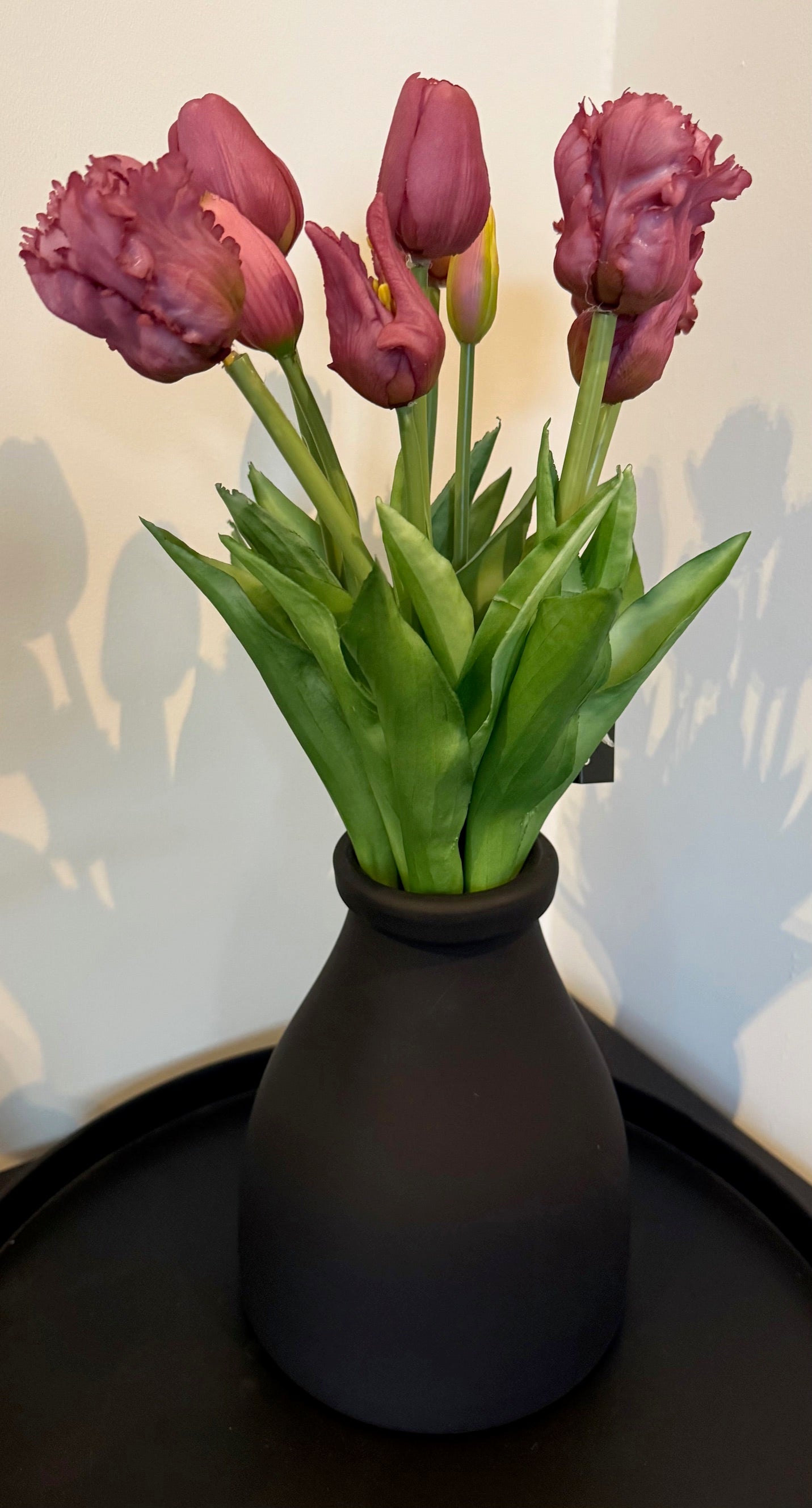 Zwarte glazen vaas met paarse real touch tulpen klassiek en parkiet 41 cm van Countryfield
