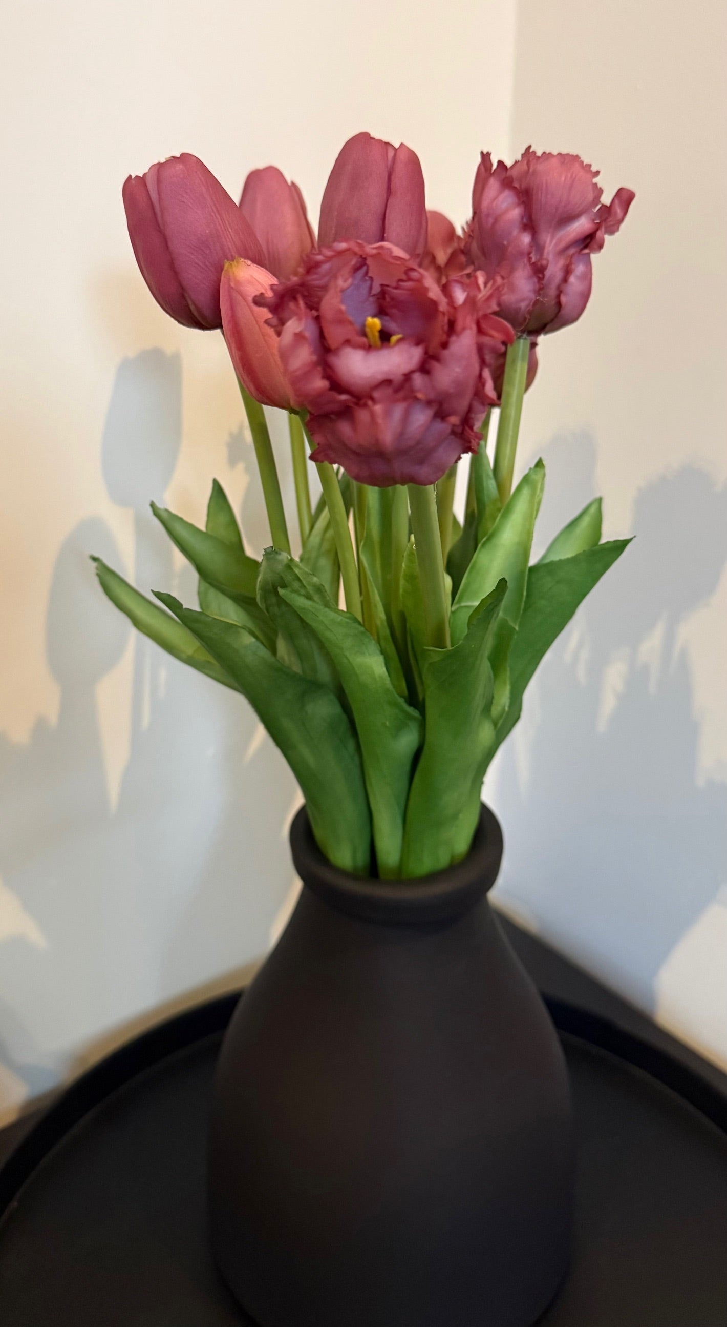 Styling Set Zwarte Glazen Vaas met Paarse Tulpen – Klassiek & Parkiet – 41 cm – Countryfield