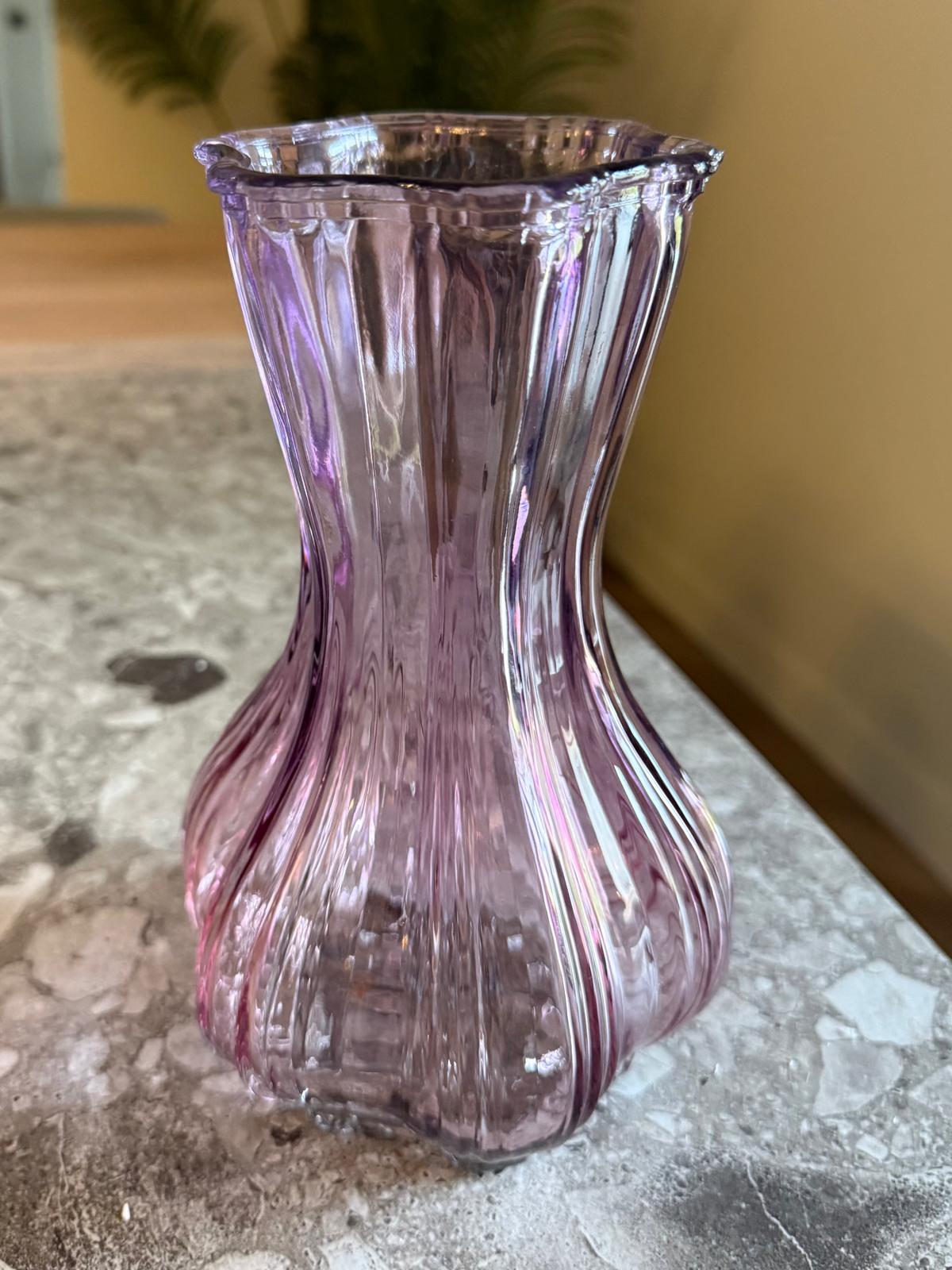 Glazen vaas paars 20 cm hoog Ø13 cm ribbel design