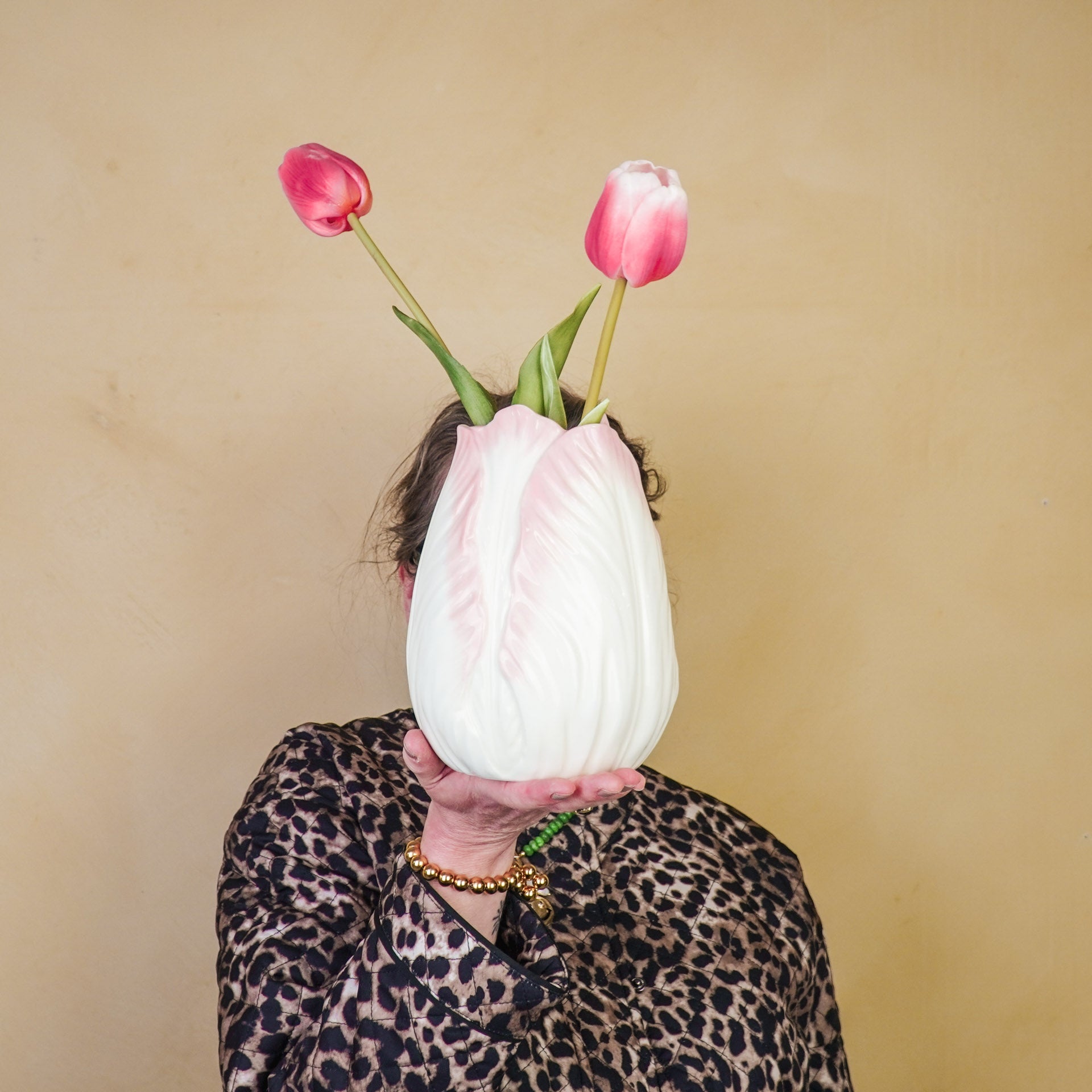 Tulpvormige vaas van aardewerk in roze en wit met glanzende afwerking, bloemvaas van Housevitamin