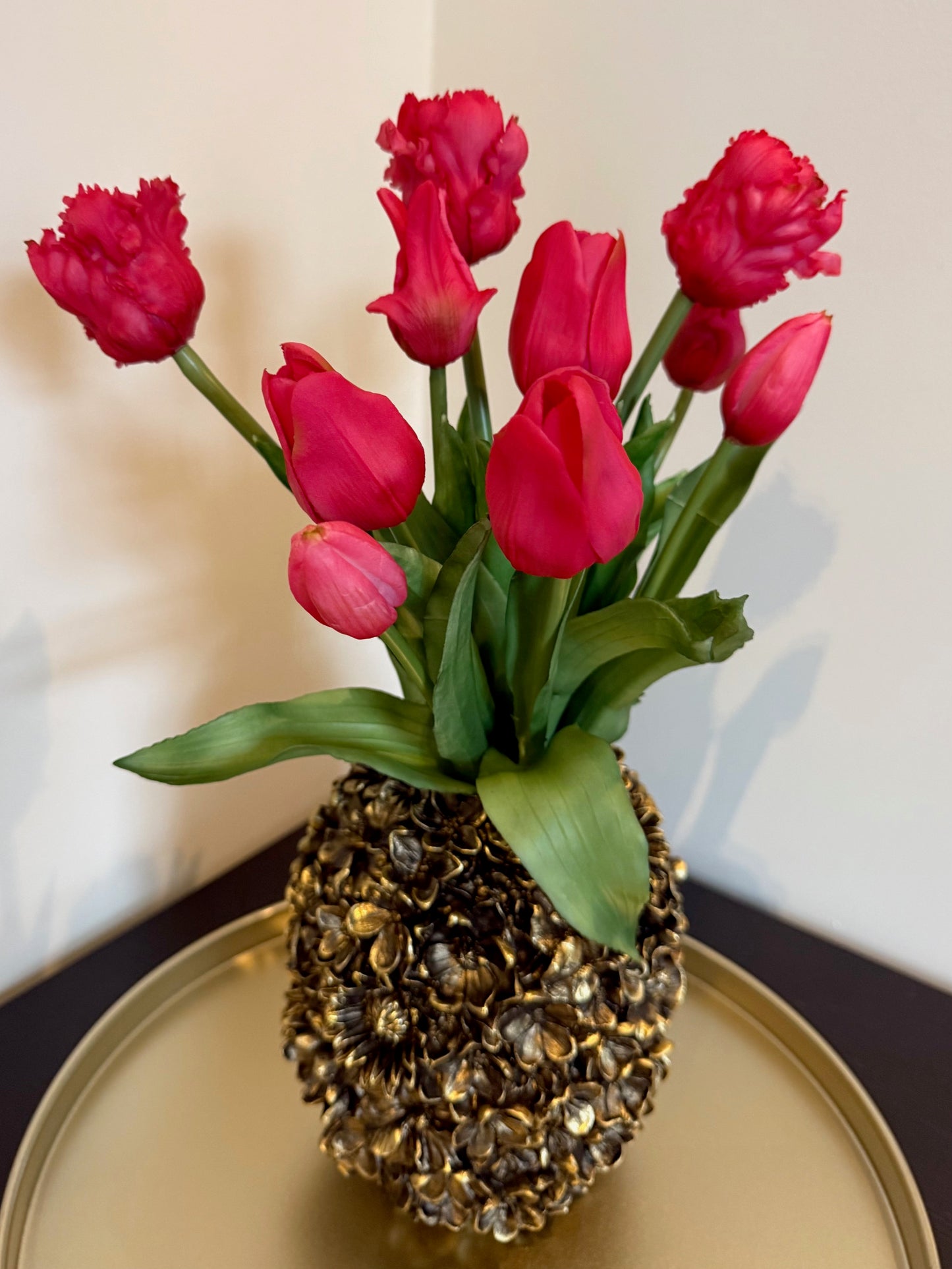 Styling set met brons-gouden bloemenvaas van Light & Living en fuchsia real touch tulpen en parkiettulpen van Countryfield