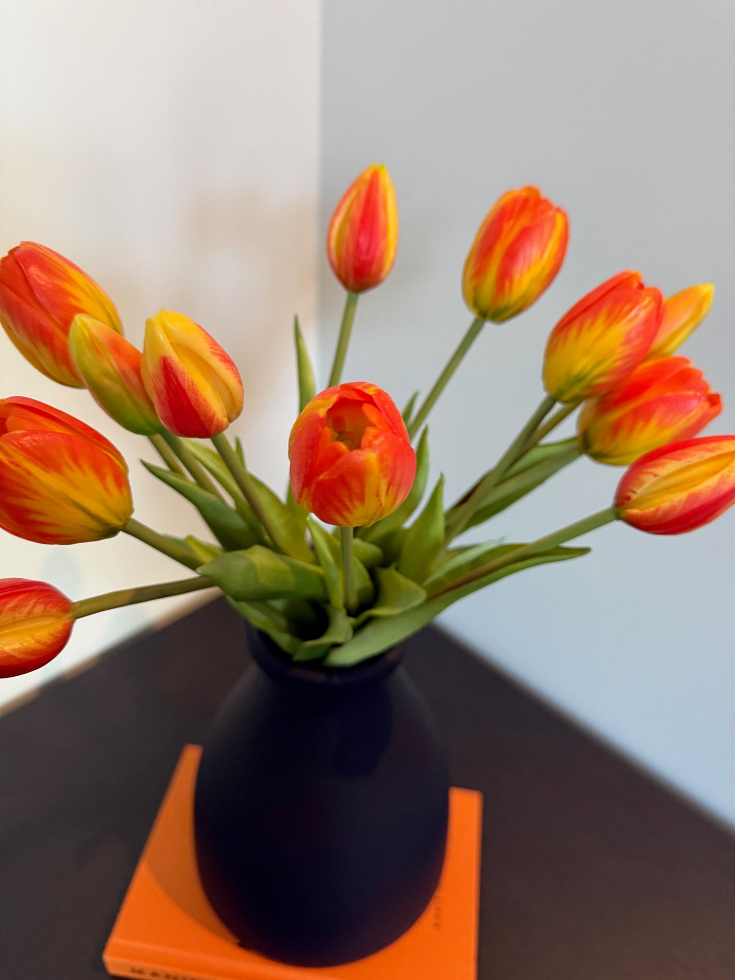 Zwarte Vaas met Oranje-Gele Tulpen