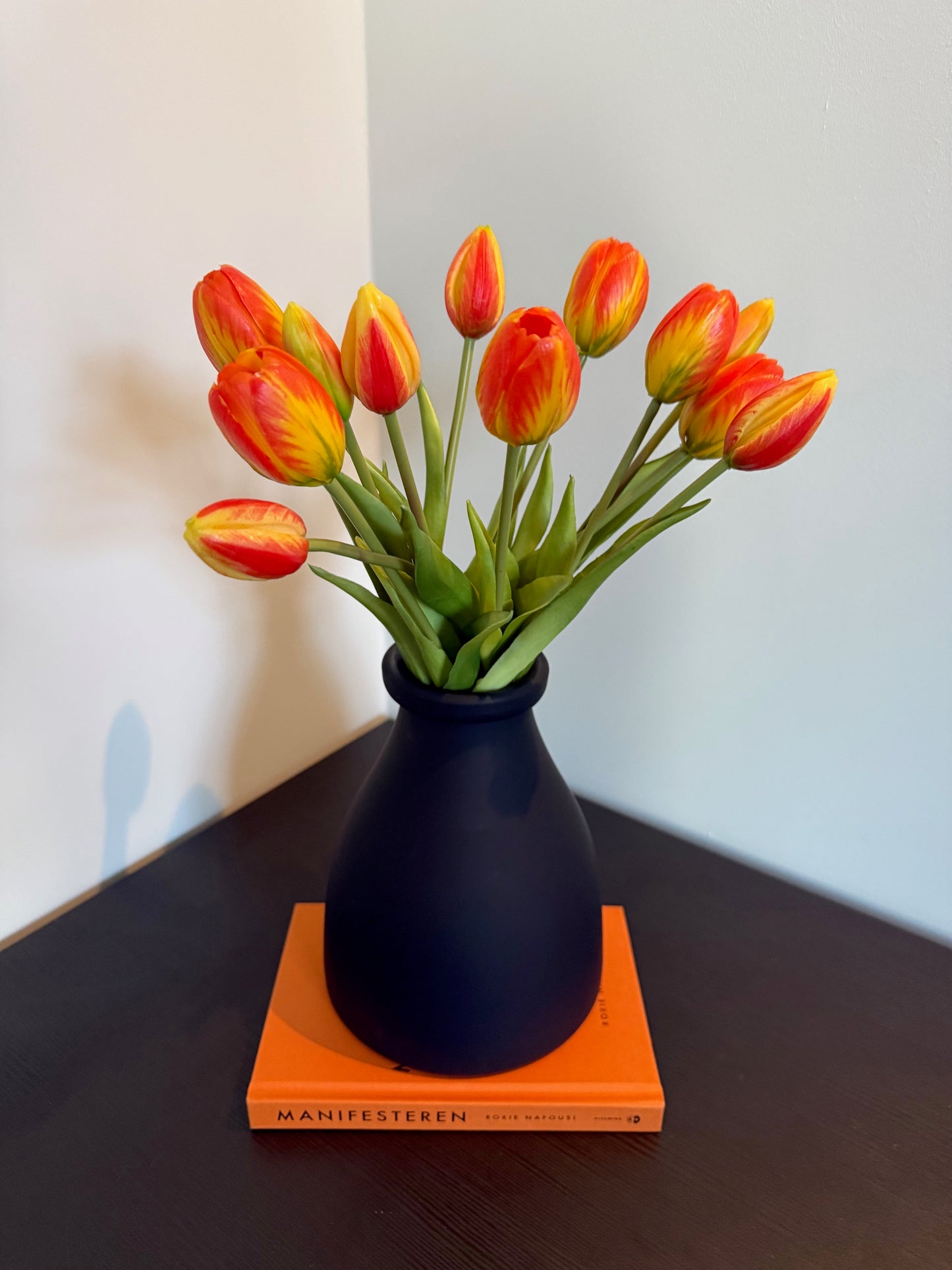 Zwarte Vaas met Oranje-Gele Tulpen